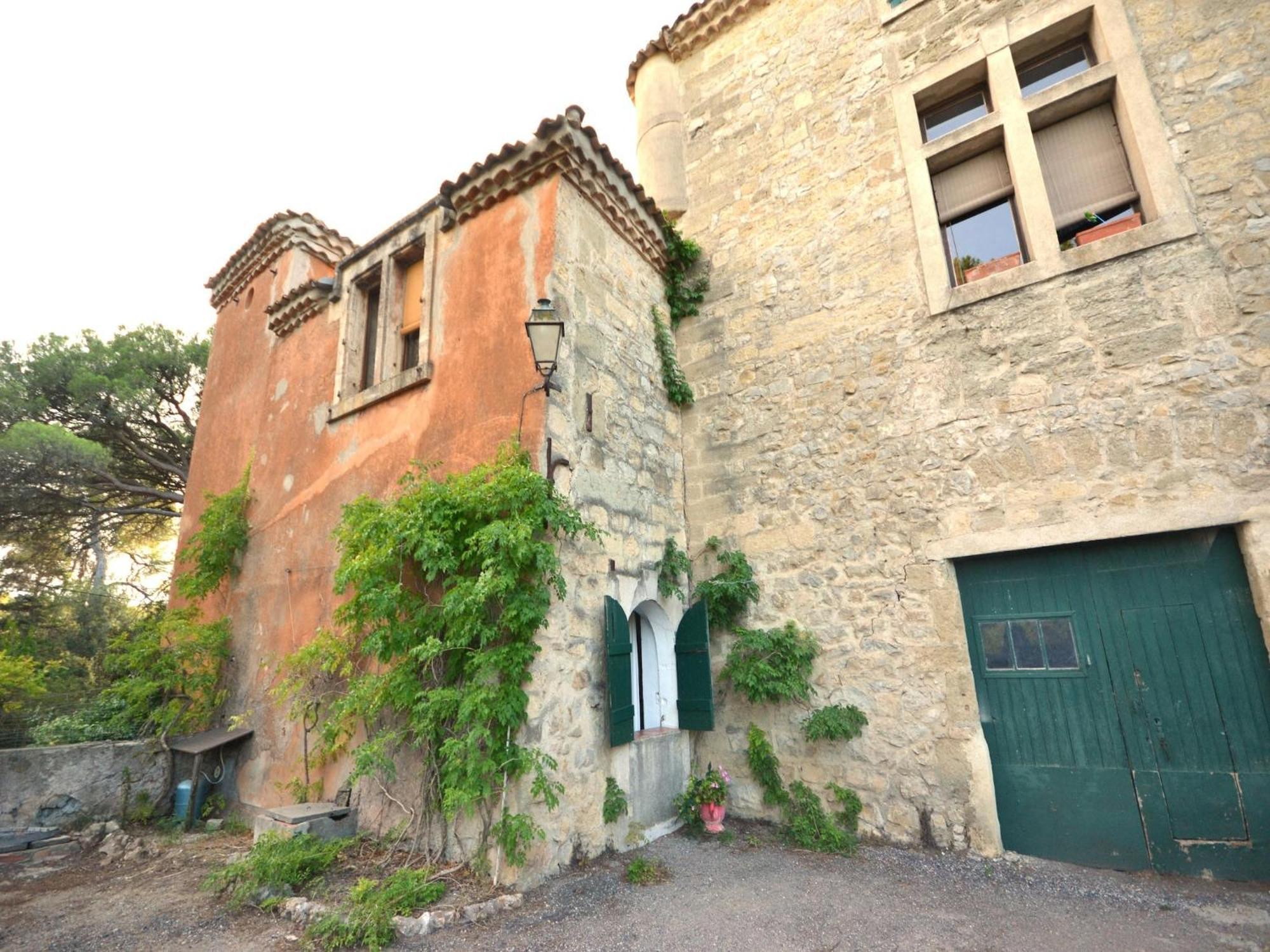 With Pool Amid Vineyards And Near The * Mèze
