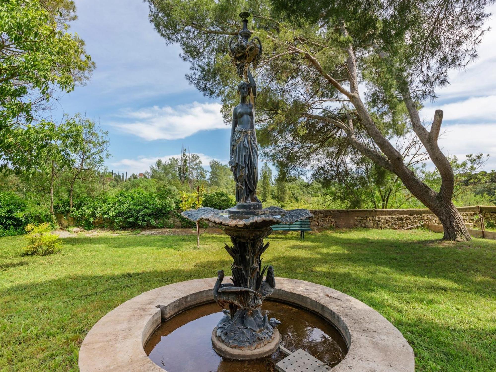 With Pool Amid Vineyards And Near The Appartement Mèze